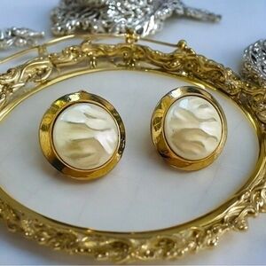 Vintage Gold White Button Clip-On Earrings 1" Ribbed Glass Metal Textured Good